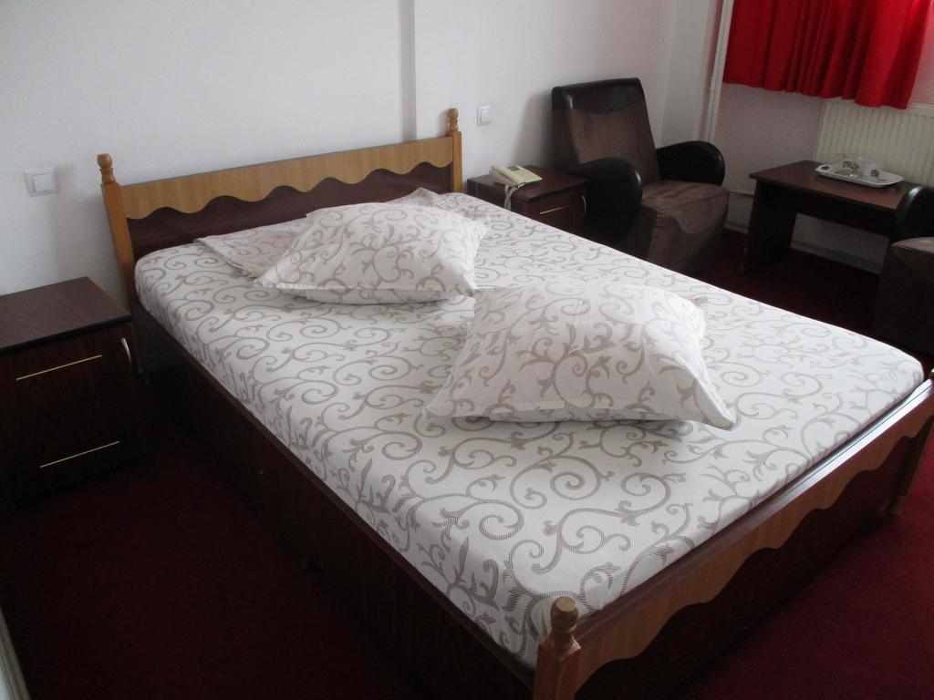 Hotel Uranus Бухарест Экстерьер фото